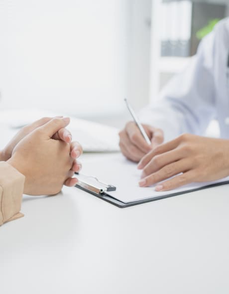 Прием врача в наркологической клинике Пациент на консультации в кабинете врача